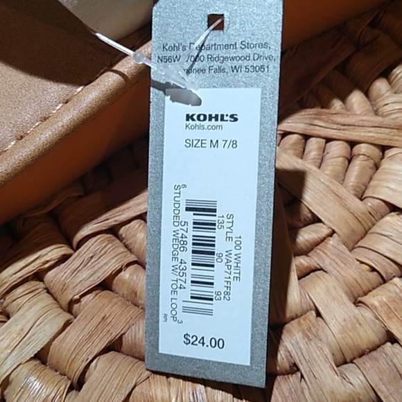 💰SOLD💰 Apt. 9 sandals - Picture 4 of 5